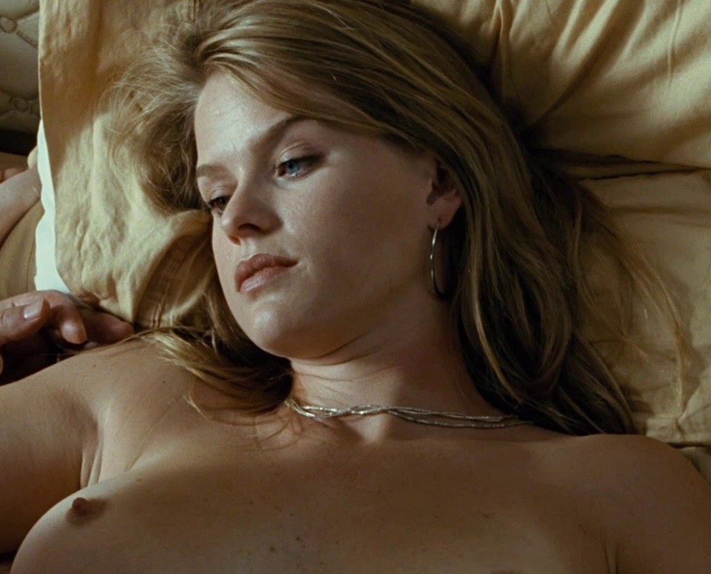 Alice Eve - Sexy Actress in Hot Naked Photos! 